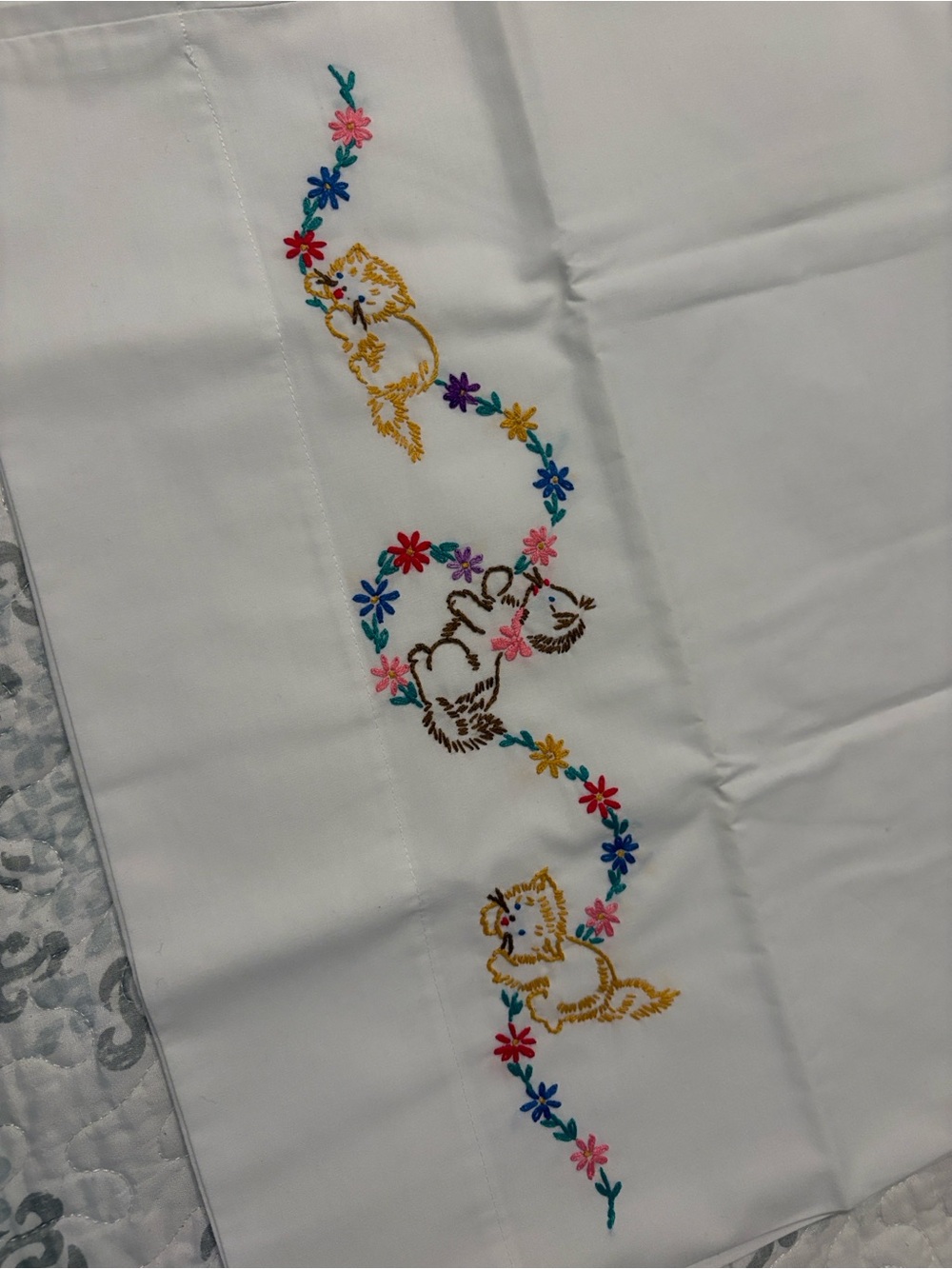 Vintage Pair Hand Embroidered White Pillowcases Orange Flower
Vine 3 Kittens - Picture 10 of 14
